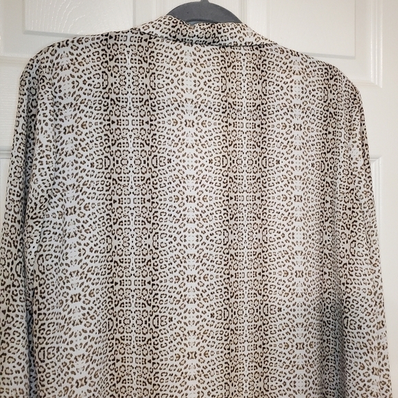 All in Favor Animal Print Blouse Sz L - Picture 5 of 8